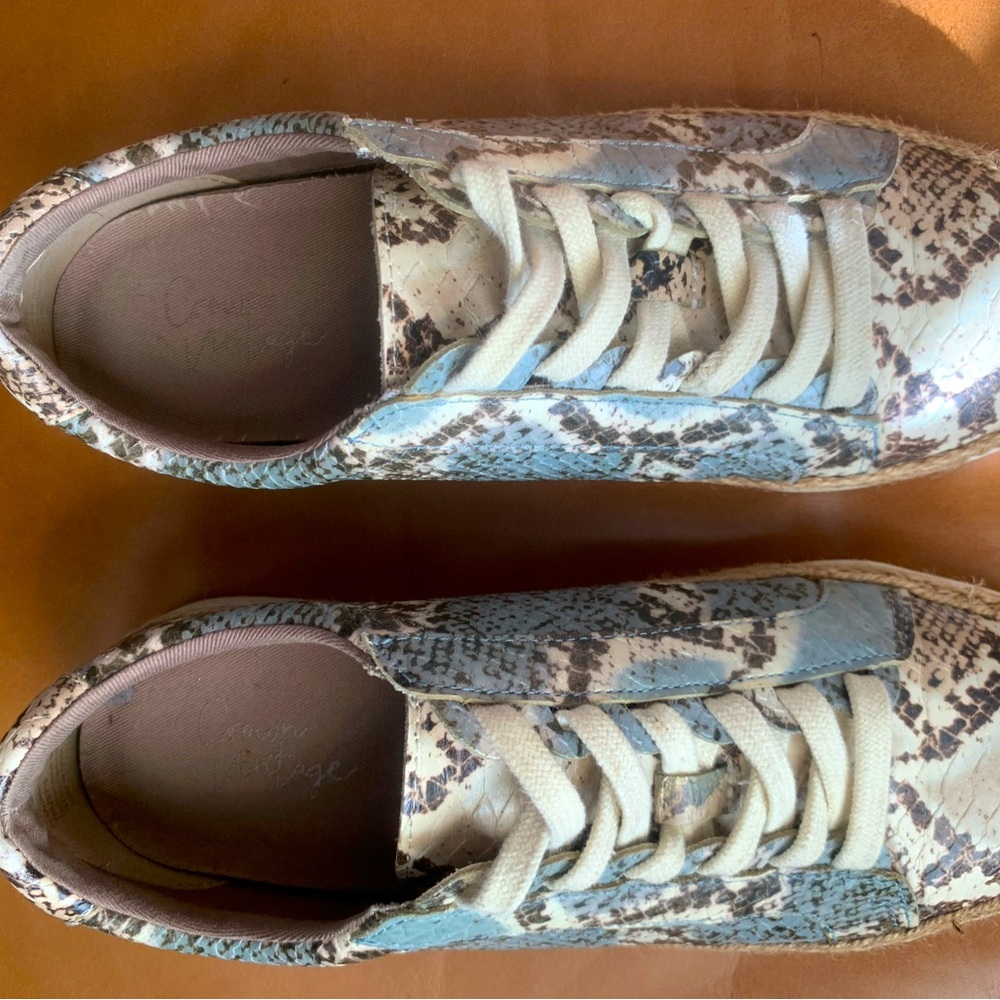Women’s sidewalk sneakers size 7 M